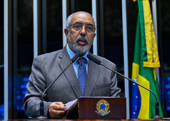 À tribuna, em discurso, senador Paulo Paim (PT-RS).