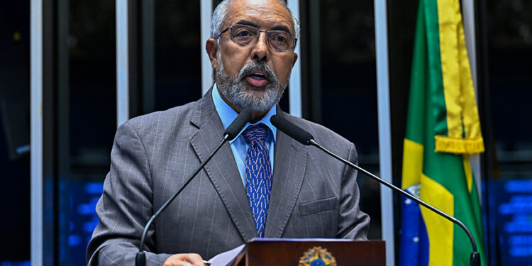 À tribuna, em discurso, senador Paulo Paim (PT-RS).