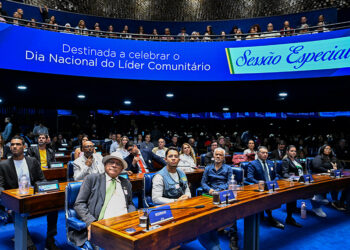 Convidados à bancada acompanham sessão especial.