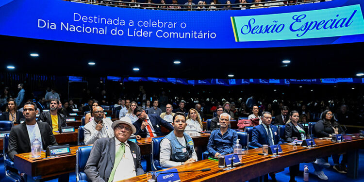 Convidados à bancada acompanham sessão especial.