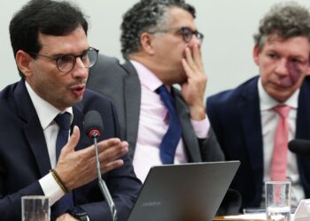 Parecer da PEC que pede fim da escala 6x1 deve ser votado no dia 26