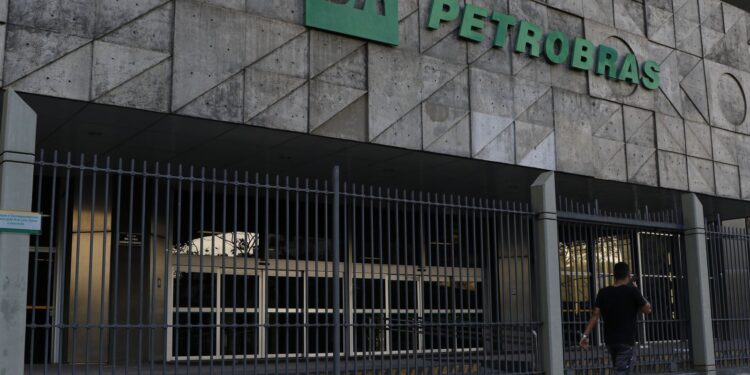 Petrobras bate recorde de produção de petróleo e gás no 1º trimestre
