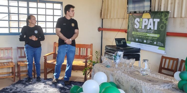 Polícia Civil faz palestra sobre violência doméstica para funcionários de empresa de Aparecida do Taboado
