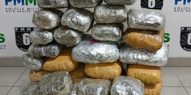 Polícia Militar Prende Três Pessoas e Apreende Quase 30 kg de Skunk em Ônibus de Viagem no Lampião Aceso.