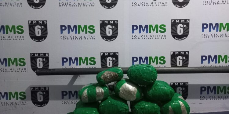 Polícia Militar no Distrito de Albuquerque: Homem de 30 anos é preso por tráfico de drogas em ônibus