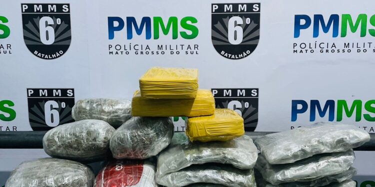 Polícia Militar no Posto Lampião Aceso: Quatro passageiros são detidos por tráfico de drogas em ônibus