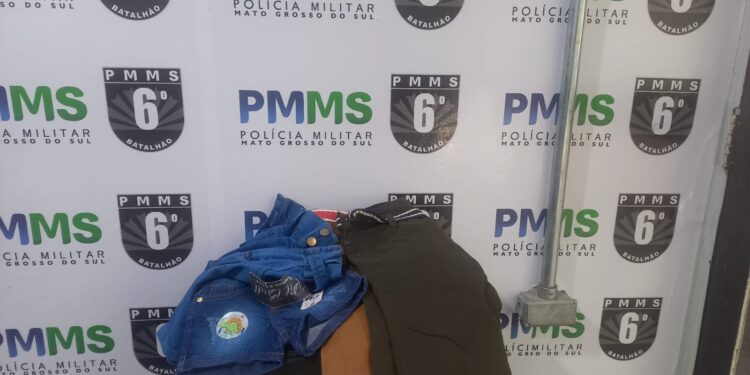 Polícia Militar prende dois homens por furto qualificado em feira livre de Corumbá e recupera itens subtraídos