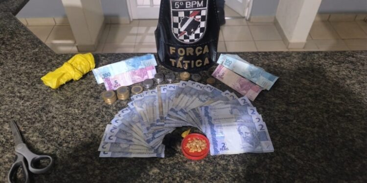 Polícia Militar prende dois homens por tráfico de drogas em Coxim