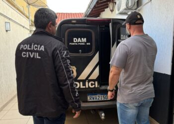 Policiais civis cumprem mandado de prisão por descumprimento de medidas protetivas de urgência, em Ponta Porã