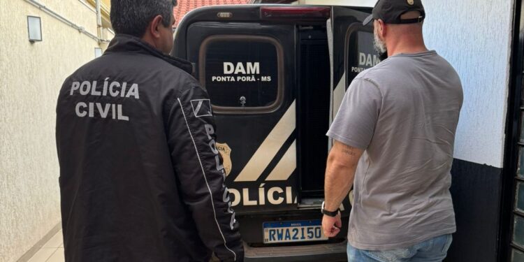 Policiais civis cumprem mandado de prisão por descumprimento de medidas protetivas de urgência, em Ponta Porã