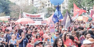 Por mais tempo de descanso e para a família, trabalhadores marcham