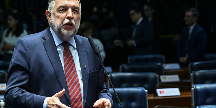 Senador Flávio Arns (PSB-PR) em pronunciamento à bancada.
