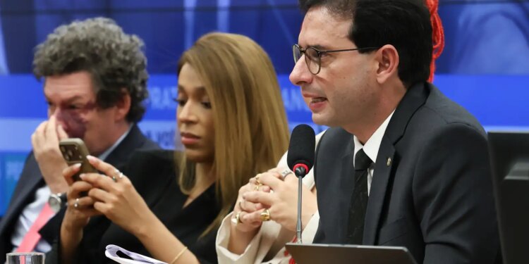 Relatório de PEC prevê fim da escala 6x1 em 60 dias