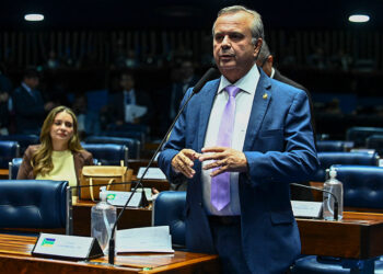 À bancada, em pronunciamento, senador Rogerio Marinho (PL-RN).