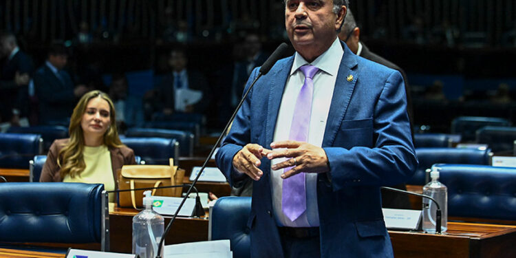 À bancada, em pronunciamento, senador Rogerio Marinho (PL-RN).