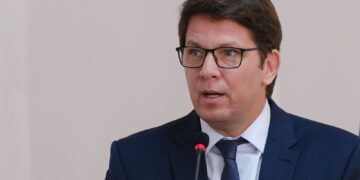 STF tenta ouvir Mário Frias sobre repasses a filme de Bolsonaro