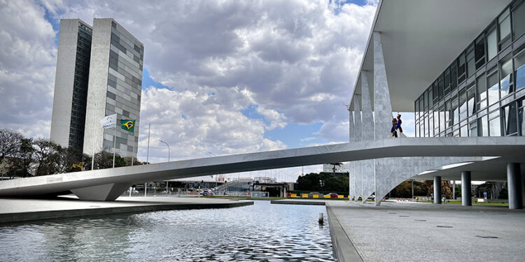 Sede das duas Casas do Poder Legislativo e um dos mais famosos cartões postais do Brasil, o Palácio do Congresso Nacional é composto por duas cúpulas e duas torres de 28 andares, que abrigam a Câmara dos Deputados e o Senado Federal.