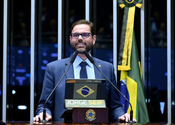 À tribuna, em discurso, senador Jorge Seif (PL-SC).