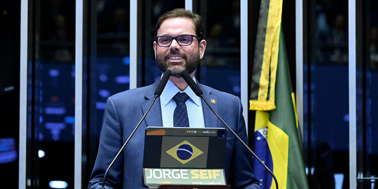 À tribuna, em discurso, senador Jorge Seif (PL-SC).