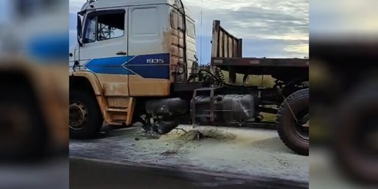 Mulher indígena morre após colisão com carreta em Dourados