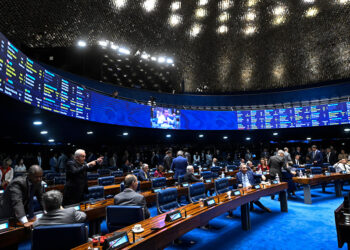 À bancada, senador Magno Malta (PL-ES) em pronunciamento.