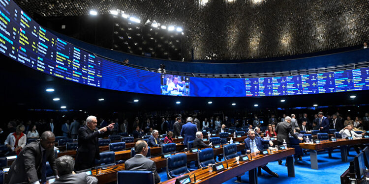 À bancada, senador Magno Malta (PL-ES) em pronunciamento.
