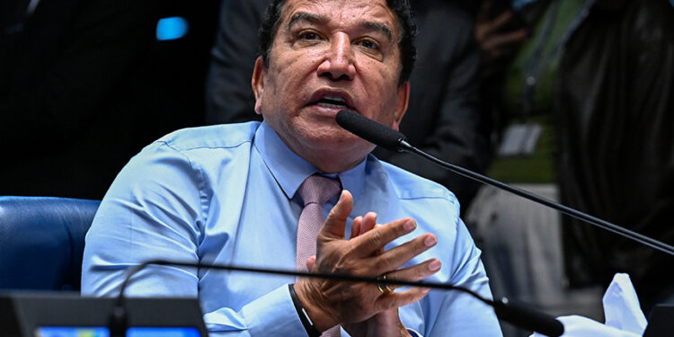 Em pronunciamento, à bancada, senador Magno Malta (PL-ES).