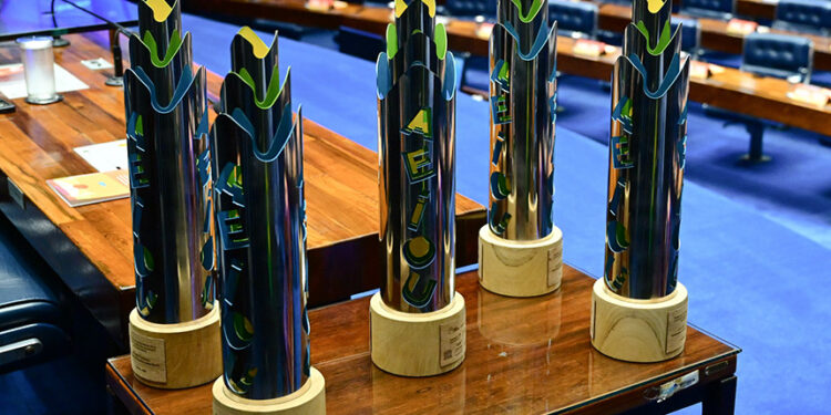 Troféus em destaque.