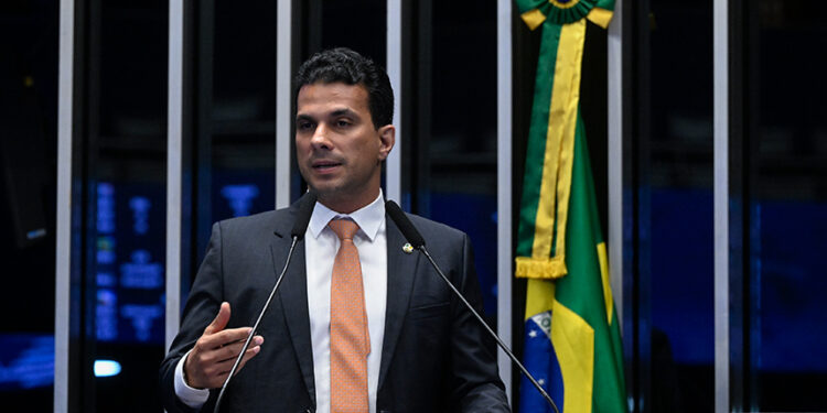 Senador Irajá (PSD-TO) em discurso à tribuna.