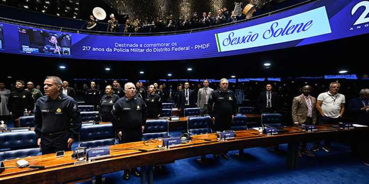 Da bancada, convidados acompanham sessão.