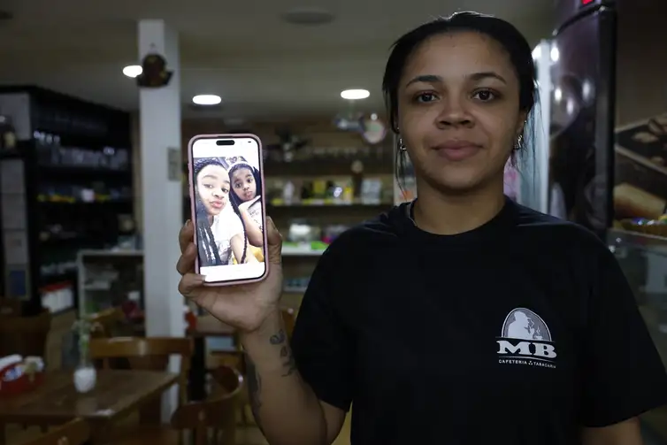 Fernando Frazão/Agência Brasil Rio de Janeiro (RJ), 28/05/2026 – Trabalhadores comentam aprovação pela Câmara dos Deputados da PEC que acaba com escala de trabalho 6x1. Geisiane Roberta da Rocha, atendente de lanchonete, quer passar mais tempo com as filhas. Foto: Fernando Frazão/Agência Brasil
