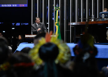 Senador Eduardo Braga (MDB-AM) em discurso à tribuna.