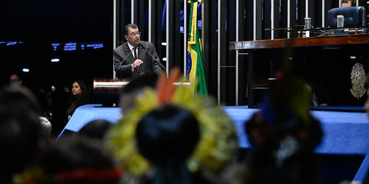 Senador Eduardo Braga (MDB-AM) em discurso à tribuna.
