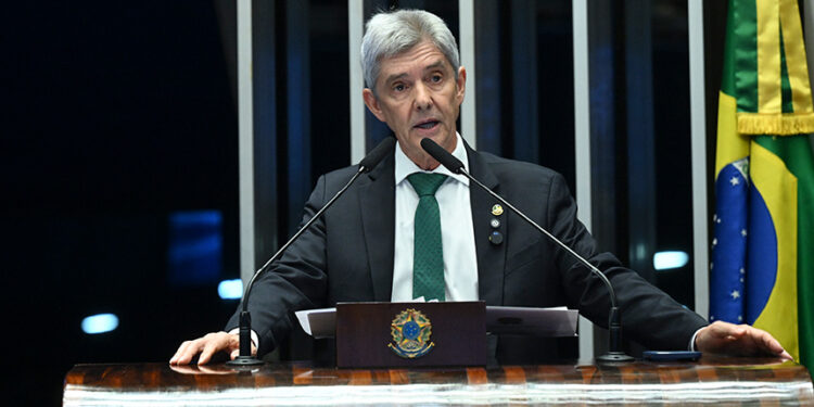 Senador Jaime Bagattoli (PL-RO) em discurso à tribuna.