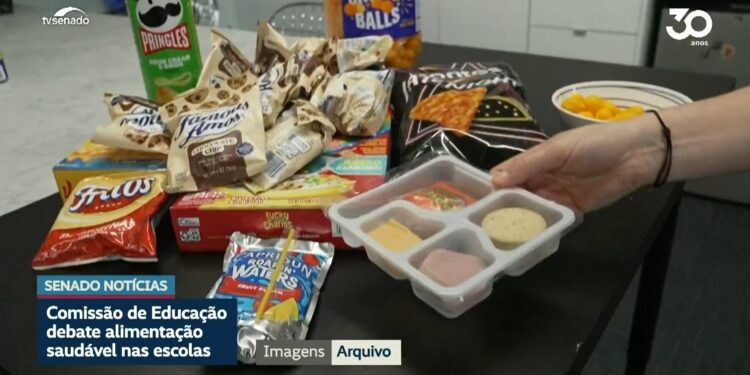 Venda de alimentos industrializados em escolas divide especialistas em audiência