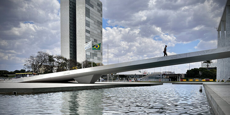 Sede das duas Casas do Poder Legislativo e um dos mais famosos cartões postais do Brasil, o Palácio do Congresso Nacional é composto por duas cúpulas e duas torres de 28 andares, que abrigam a Câmara dos Deputados e o Senado Federal.