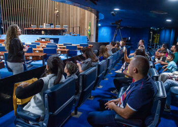 Fora do recesso parlamentar, as visitas ao Congresso Nacional podem ser realizadas em dias úteis (exceto terças e quartas-feiras), aos finais de semana e feriados, das 9h às 17h. A cada 30 minutos é iniciado um tour com no máximo 50 visitantes presentes.