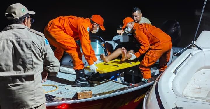 Bombeiros vencem neblina e salvam menino após ataque de jararaca