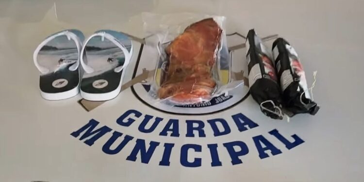 Larápio é preso furtando chinelos em loja de Dourados