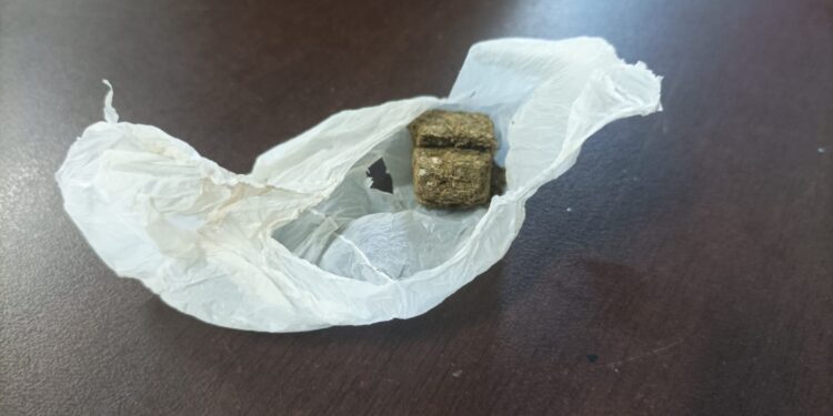 Menor é flagrado com maconha em Amandina