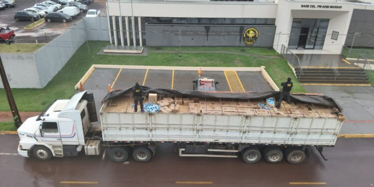 DOF apreende carreta com 35 mil pacotes de cigarros em Fátima do Sul