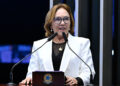 À tribuna, em discurso, senadora Zenaide Maia (PSD-RN).