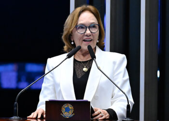À tribuna, em discurso, senadora Zenaide Maia (PSD-RN).