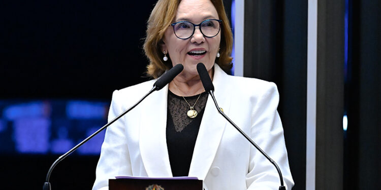 À tribuna, em discurso, senadora Zenaide Maia (PSD-RN).