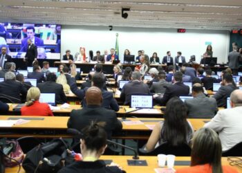 Comissão da Câmara aprova redução da jornada de trabalho e fim da escala 6×1