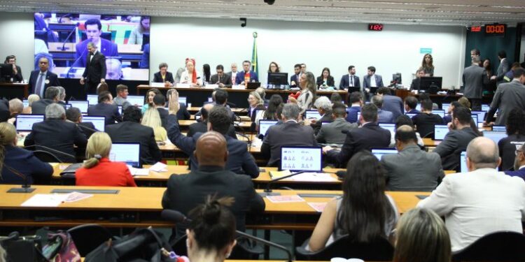Comissão da Câmara aprova redução da jornada de trabalho e fim da escala 6×1