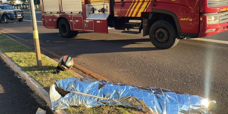 Motociclista de 31 anos morre após colidir contra poste na Avenida Duque de Caxias, na capital