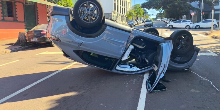 Idosa de 73 anos capota SUV após acidente em Campo Grande