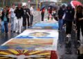 Fiéis enfrentam chuva para fazer tapetes de Corpus Christi no Rio