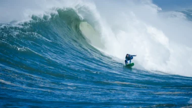 Rota do Big Surf: surfista pegando uma onda